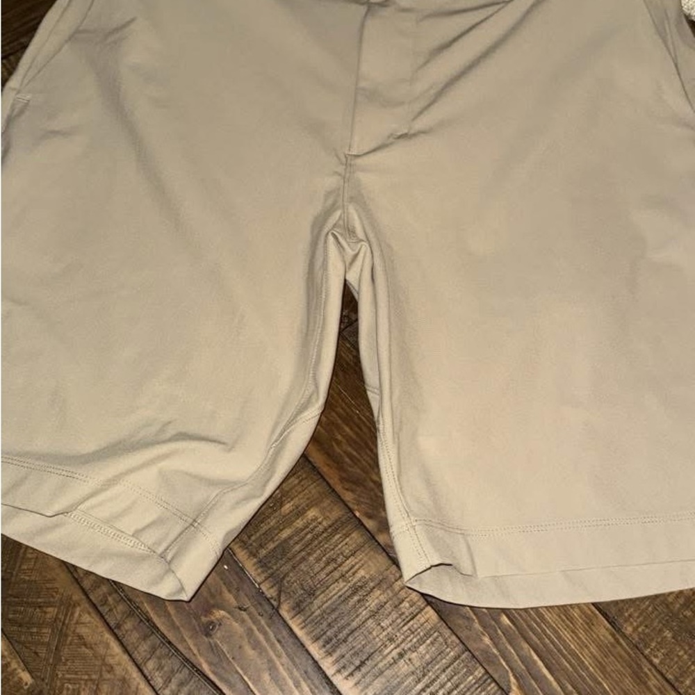 Lululemon Athletica Men's Cream Flat Front Shorts